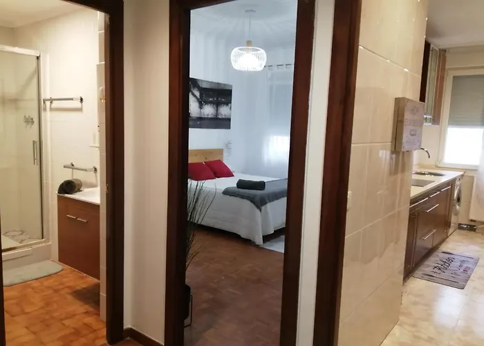 Piso Luminoso, Amplio Y Tranquilo En Casco Viejo