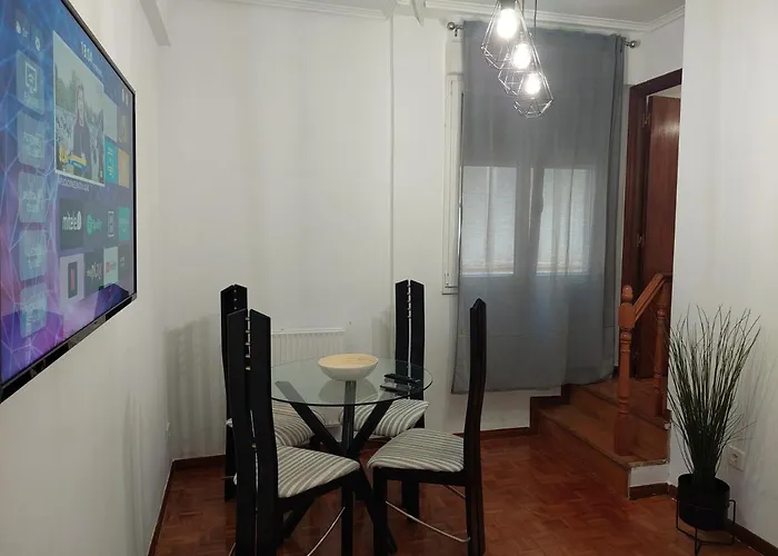 Piso Luminoso, Amplio Y Tranquilo En Casco Viejo