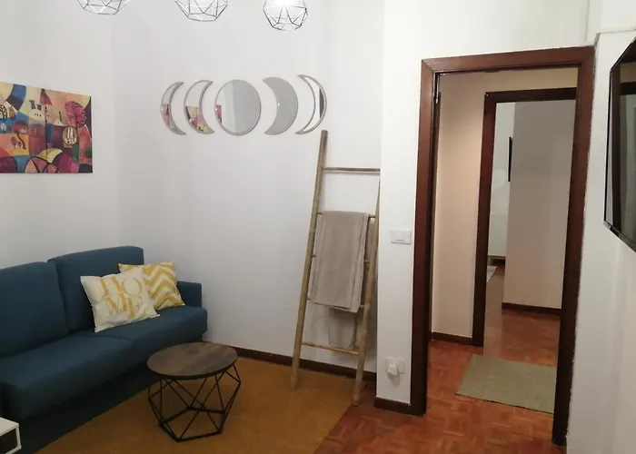 Piso Luminoso, Amplio Y Tranquilo En Casco Viejo